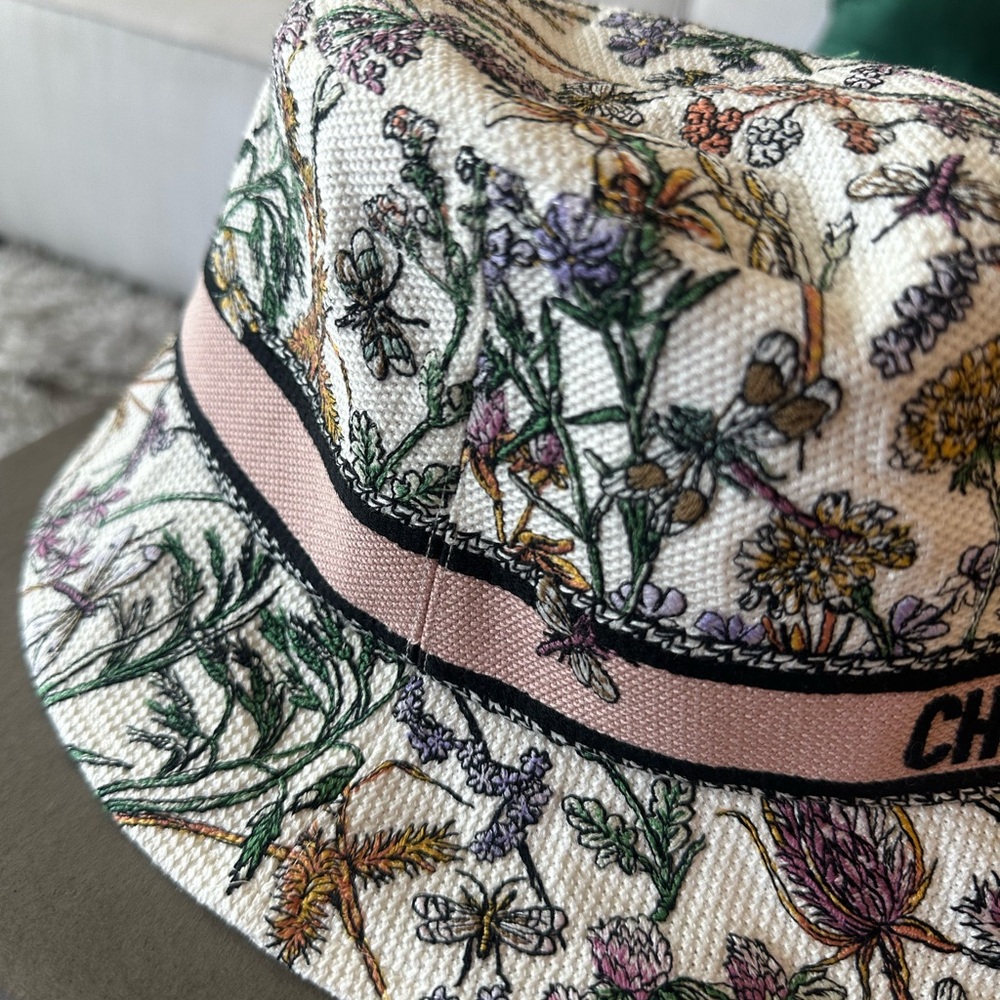Brand new D-Bobby Dior Herbarium Panama
971 Multicolore
Size 57 - Picture 8 of 11